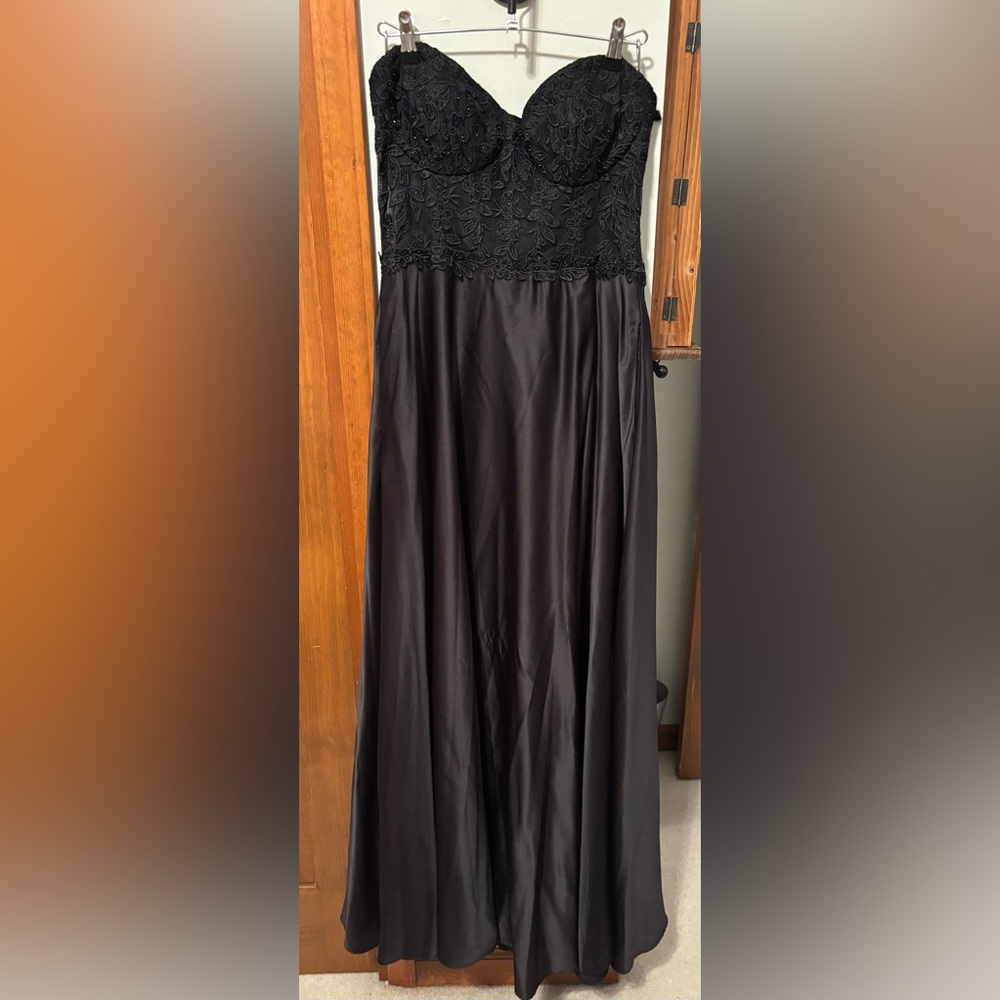Windsor Black Prom Dress